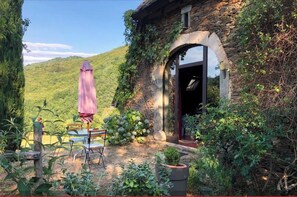 Outdoor dining - Authentic Gite, in the middle of Cantal nature reserve with swimming pool, pet friendly (Cassaniouze)