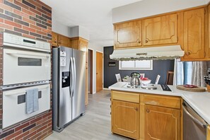 Refrigerador, microondas, horno, placa de cocina