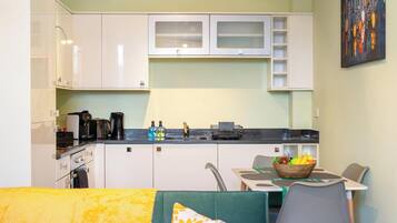Cookware/dishes/utensils
