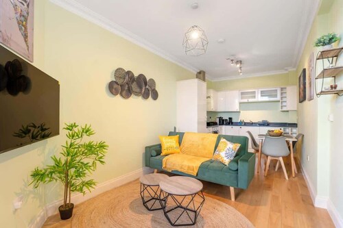 Spacious 1BR Apartment | Steps from Brick Lane