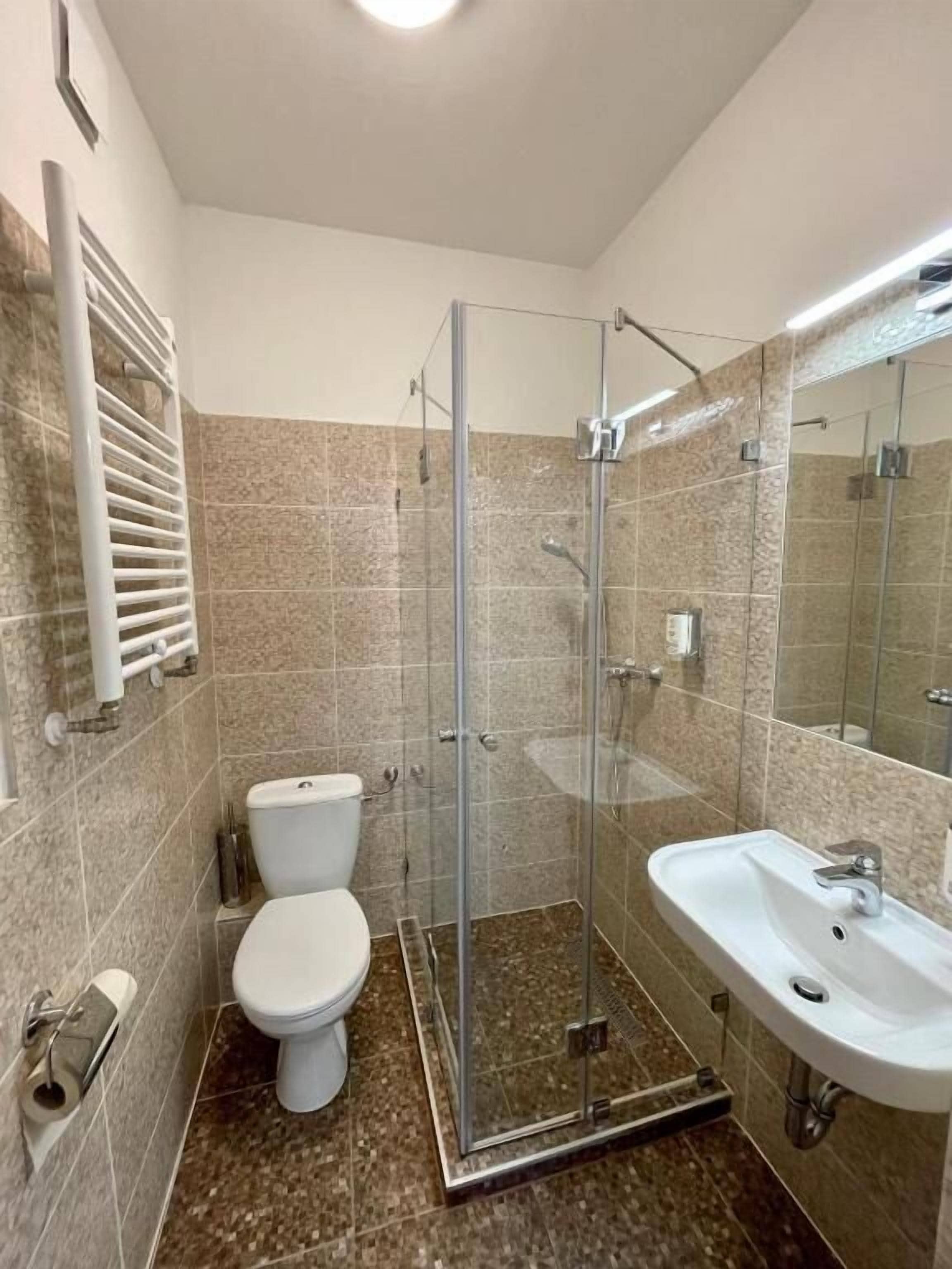 Camera doppia, vista cortile | Bagno | Asciugamani, sapone, shampoo, carta igienica