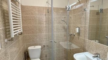 Camera doppia, vista cortile | Bagno | Asciugamani, sapone, shampoo, carta igienica