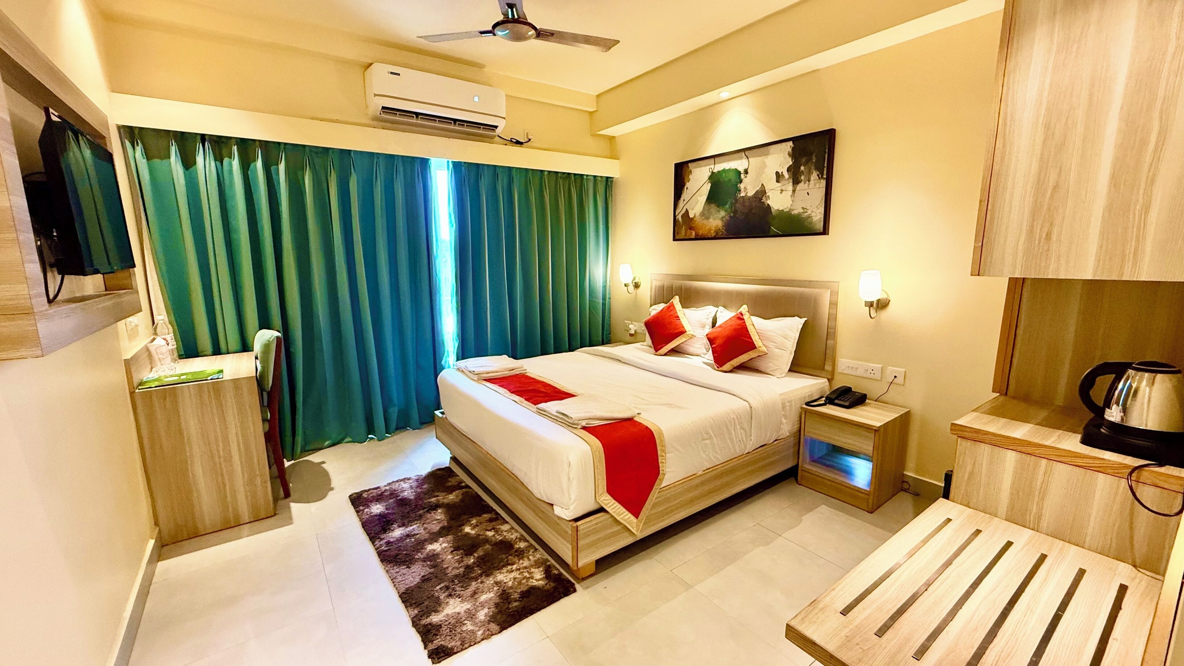 Deluxe Room | Peralatan tempat tidur premium, meja, ruang kerja komputer riba 