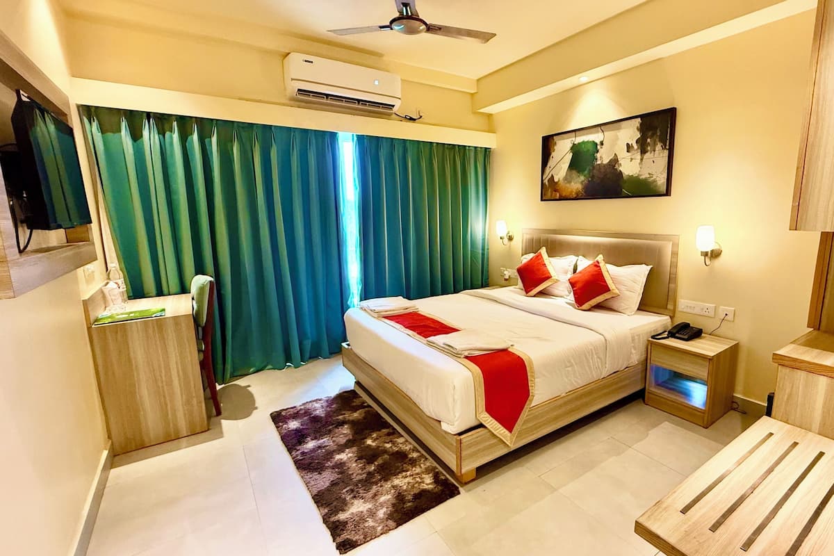 Deluxe Room | Peralatan tempat tidur premium, meja, ruang kerja komputer riba