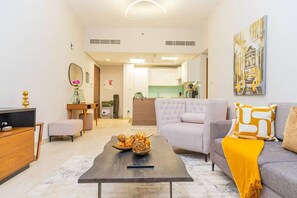 Apartamento, sacada, vista para a cidade | Área de estar