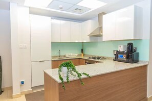 Apartamento, sacada, vista para a cidade | Cozinha privada