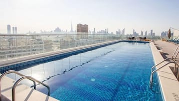 Ein Infinity-Pool auf dem Dach mit Blick auf die Stadtlandschaft.