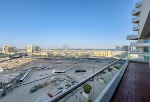 A high-rise building with a view of a construction site below. - Bloomfields 1BR - Aliya Azizi - Al Jaddaf (Dubai)