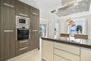 Fridge, microwave, oven, dishwasher - Villa Torre Alta | Sea views - pool - terrace (Mijas Costa)