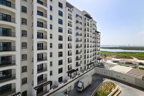 Exterior - Luxury 2BR + Maid | Balcony | Yas Golf (Abu Dhabi)