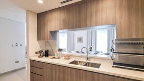 Coffee/tea maker, fridge, microwave, oven