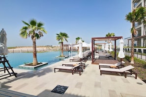 Pool - Luxury 2BR + Maid | Balcony | Yas Golf (Abu Dhabi)