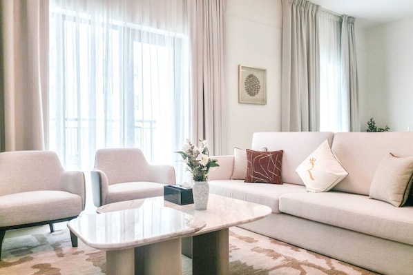 Living area - Luxury 2BR + Maid | Balcony | Yas Golf (Abu Dhabi)