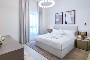 Room - Luxury 2BR + Maid | Balcony | Yas Golf (Abu Dhabi)