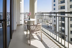 Property grounds - Luxury 2BR + Maid | Balcony | Yas Golf (Abu Dhabi)
