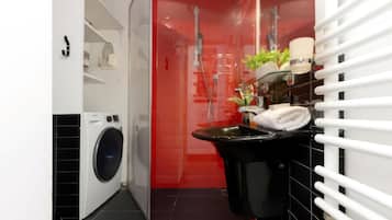 Studio, byutsikt | Bad | Dusj og håndklær