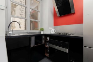 Apartment (1) | Private kitchen | Fridge, stovetop, electric kettle, cookware/dishes/utensils - Apartamenty Sun & Snow Piwna (Warsaw)