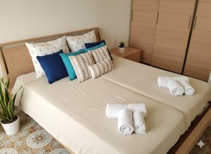 Toetasjesleilighet – basic, delvis sjøutsikt | Strykejern/-brett og sengetøy