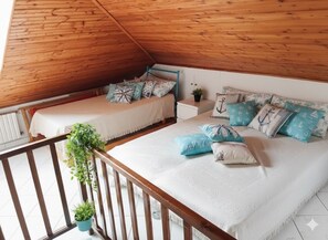 Toetasjesleilighet – basic, delvis sjøutsikt | Strykejern/-brett og sengetøy