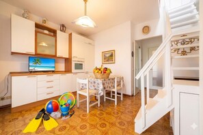 Basic Duplex, Partial Sea View | Private kitchen - Appartamento Mare e Sale (San Bartolomeo al Mare)
