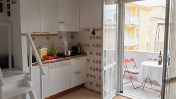 Toetasjesleilighet – basic, delvis sjøutsikt | Eget kjøkken