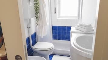 Toetasjesleilighet – basic, delvis sjøutsikt | Bad