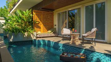 Chambre Luxe, patio, vue piscine | Coffres-forts dans les chambres, bureau