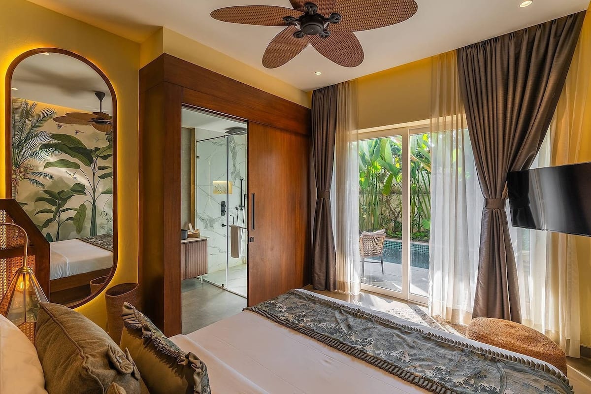 In-room safe, desk, laptop workspace, blackout drapes