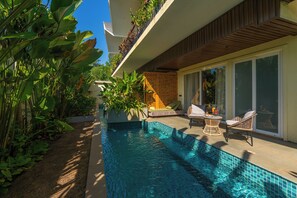 Luxe kamer, terras, uitzicht op zwembad | Zwembad | 6 binnenzwembaden, een buitenzwembad en parasols bij het zwembad