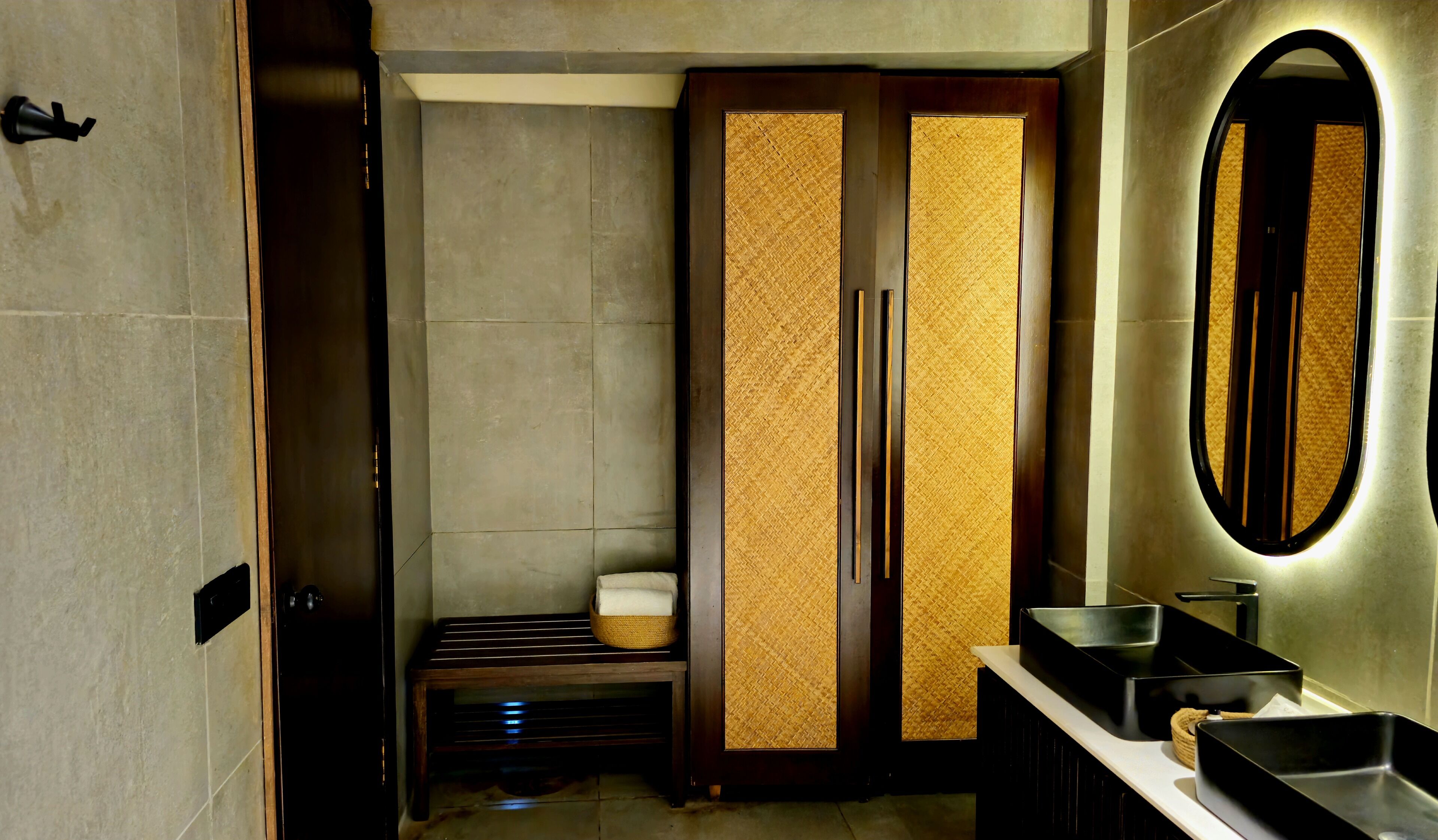 Un bany modern amb un mirall gran, un vàter, un lavabo i una zona de dutxa.