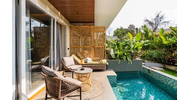 ラグジュアリー ルーム パティオ プールビュー | プール | 6 つの屋内プール、屋外プール、営業時間 8:00 ~ 21:00、プール パラソル、サンラウンジャー