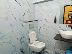 Deluxe Double Room | Bathroom | Towels, soap - Shree Gangesh Inn (Varanasi)