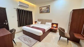 Escritorio, espacio para trabajar con laptop y wifi gratis