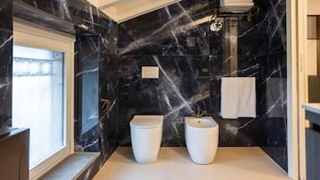 Appartamento Deluxe, 2 camere da letto | Bagno | Set di cortesia gratuito, asciugacapelli, asciugamani, sapone