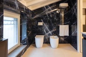 Deluxe Apartment, 2 Bedrooms | Bathroom | Free toiletries, hair dryer, towels, soap - Ca Moroni Collection (Bergamo)