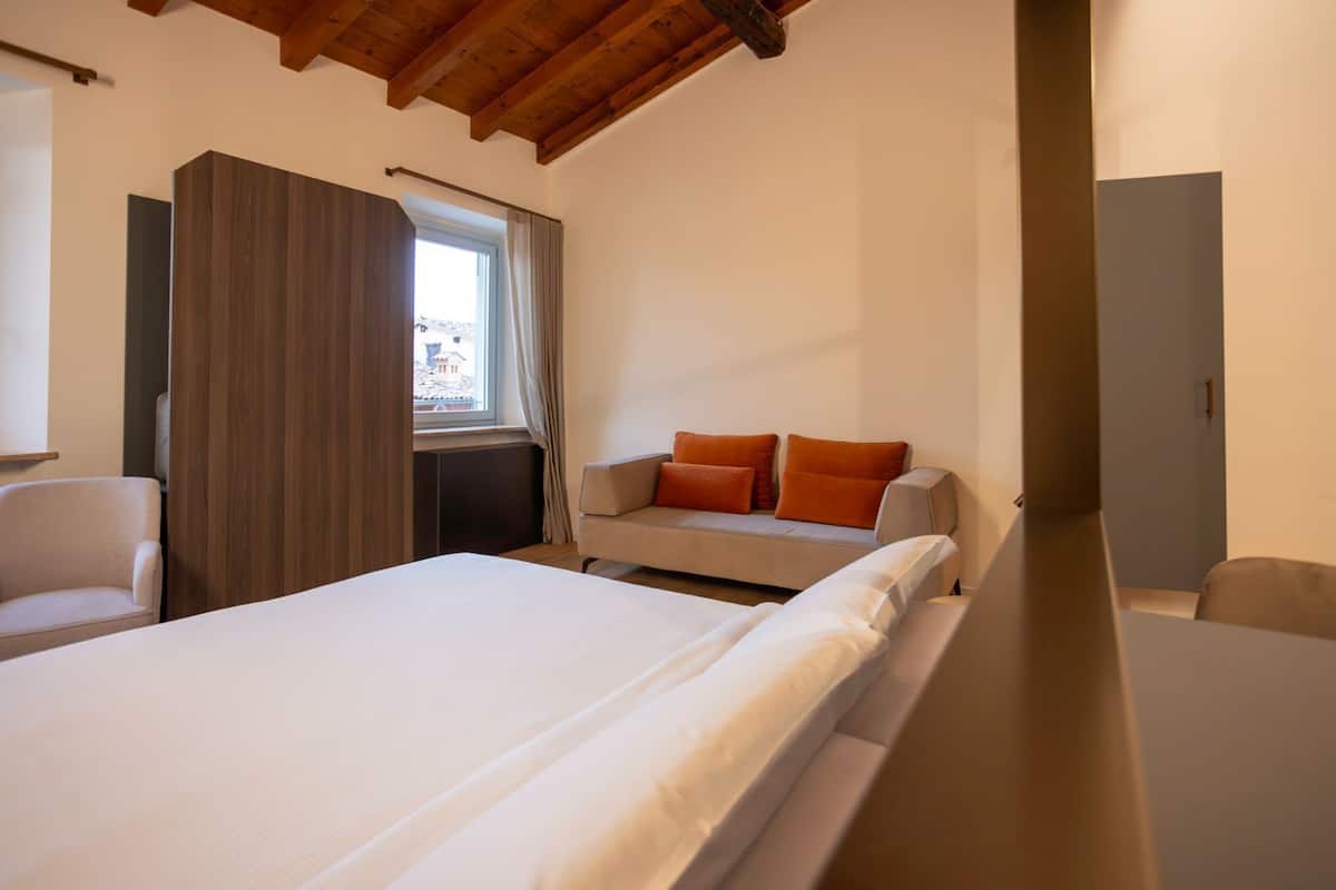 Habitación triple Deluxe, 1 habitación | Espacio para trabajar con un portátil y sistema de insonorización