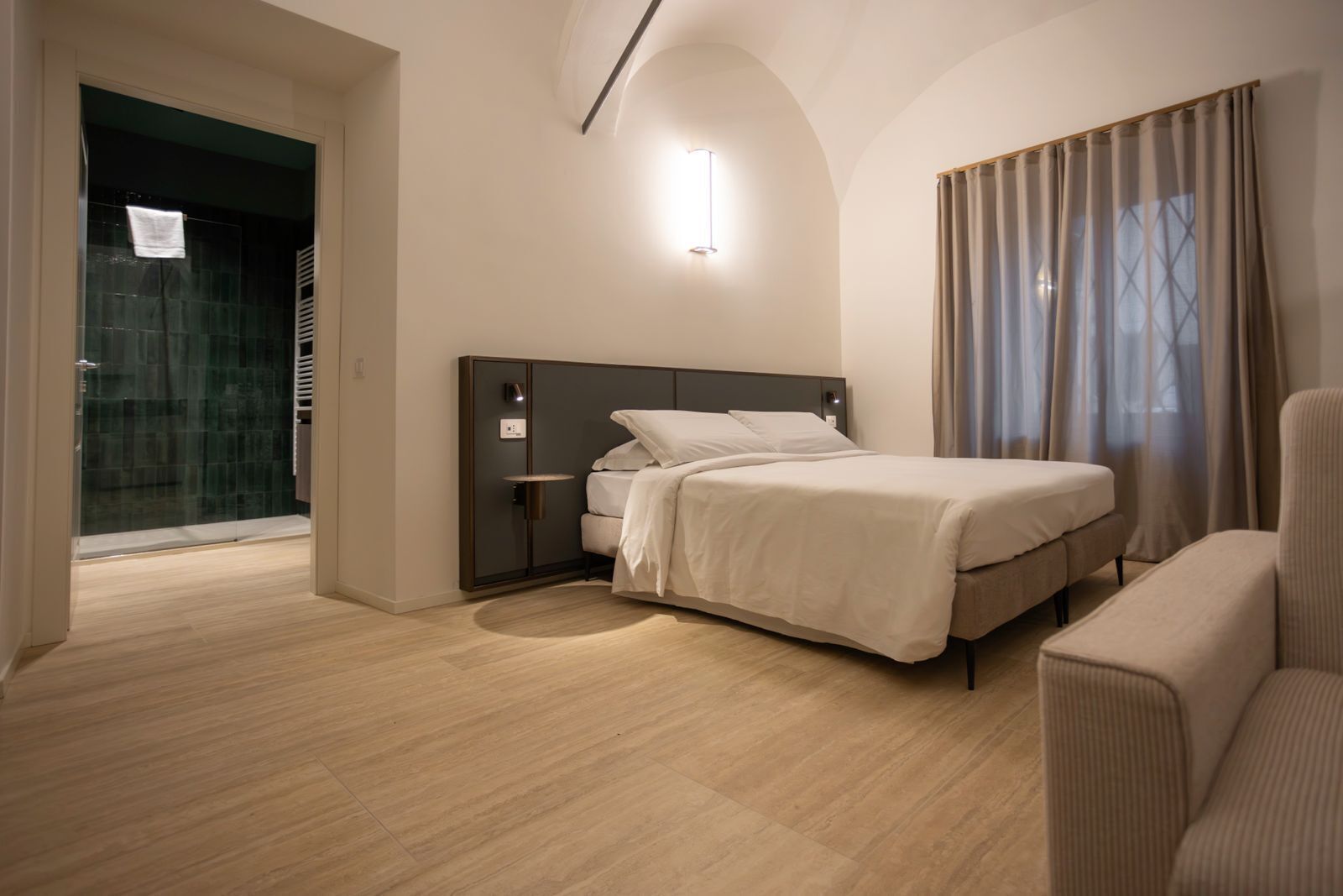 مساحة عمل للكمبيوتر المحمول وتجهيزات عازلة للصوت ومكواة/لوح كي