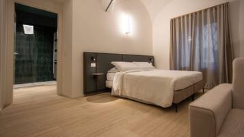 Suite estudio exclusiva | Espacio para trabajar con un portátil y sistema de insonorización
