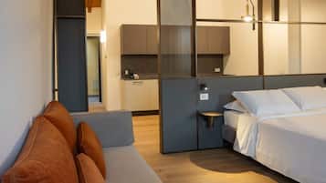 Deluxe driepersoonskamer, 1 slaapkamer | Een laptopwerkplek, geluiddichte muren, een strijkplank/strijkijzer