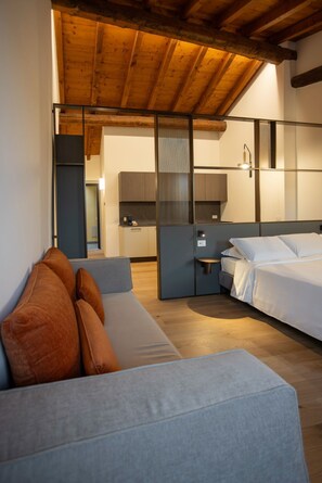 Habitación triple Deluxe, 1 habitación | Espacio para trabajar con laptop y insonorización