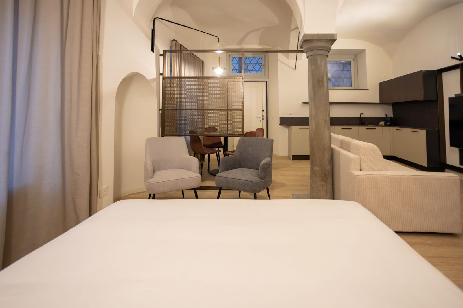 Exklusiv studiosvit | Arbetsyta för laptop, ljudisolering och strykjärn/strykbräda