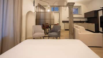 Exklusiv studiosvit | Arbetsyta för laptop, ljudisolering och strykjÀrn/strykbrÀda