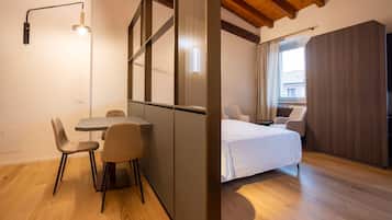 Deluxe tweepersoonskamer, 1 slaapkamer | Een laptopwerkplek, geluiddichte muren, een strijkplank/strijkijzer