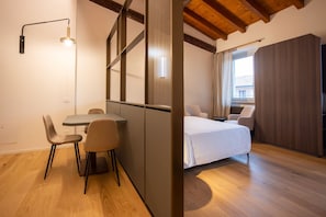 Habitación doble Deluxe, 1 habitación | Espacio para trabajar con laptop y insonorización