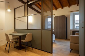 Deluxe Double Room, 1 Bedroom | Laptop workspace, soundproofing, iron/ironing board, free WiFi