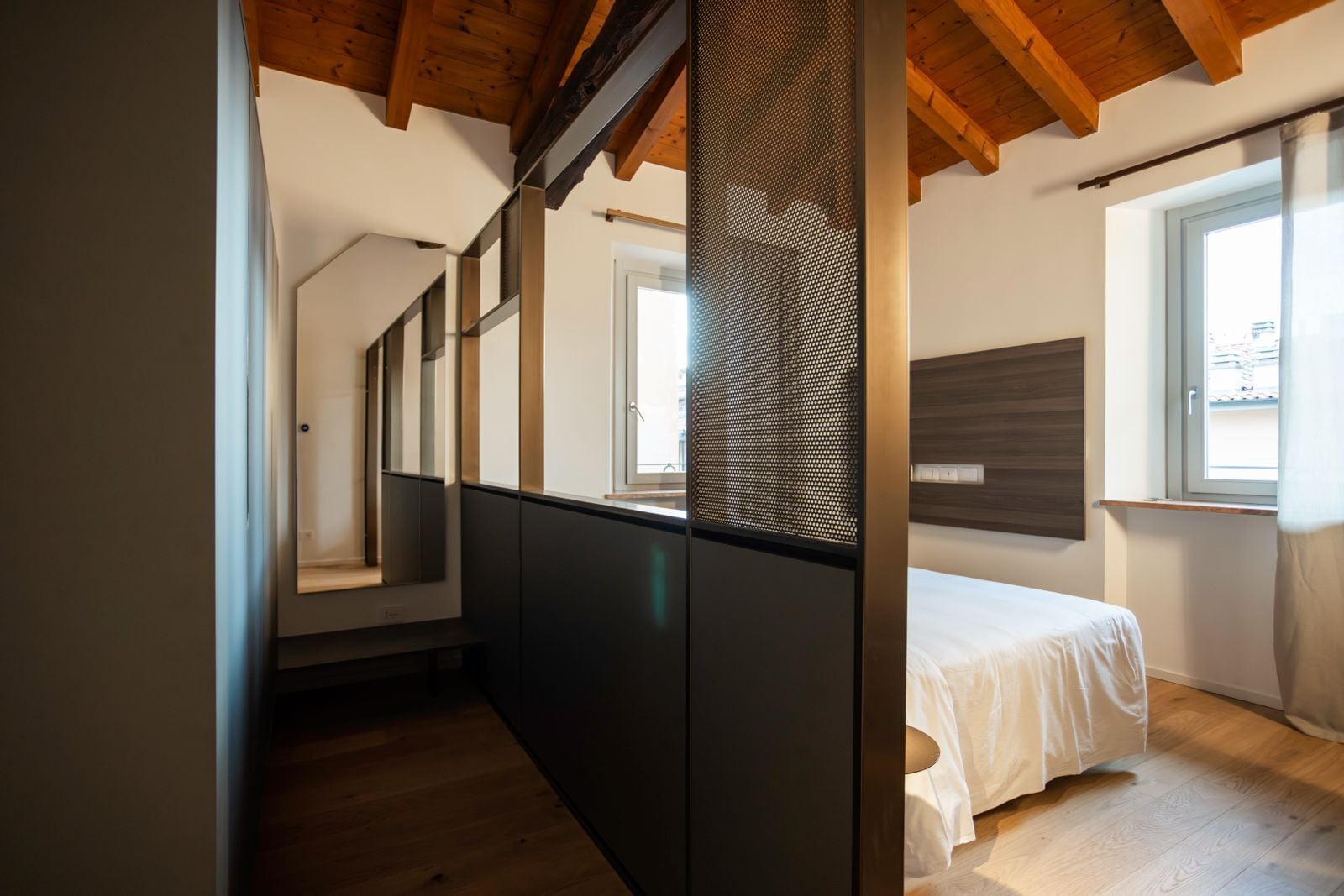 Deluxe appartement, 2 slaapkamers | Een laptopwerkplek, geluiddichte muren, een strijkplank/strijkijzer