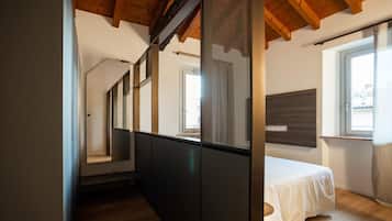 Leilighet – deluxe, 2 soverom | Skrivebord for bærbar PC, lydisolert og strykejern/-brett