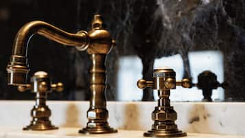 Ein Badezimmer mit Marmorwaschbecken und Messingarmaturen.