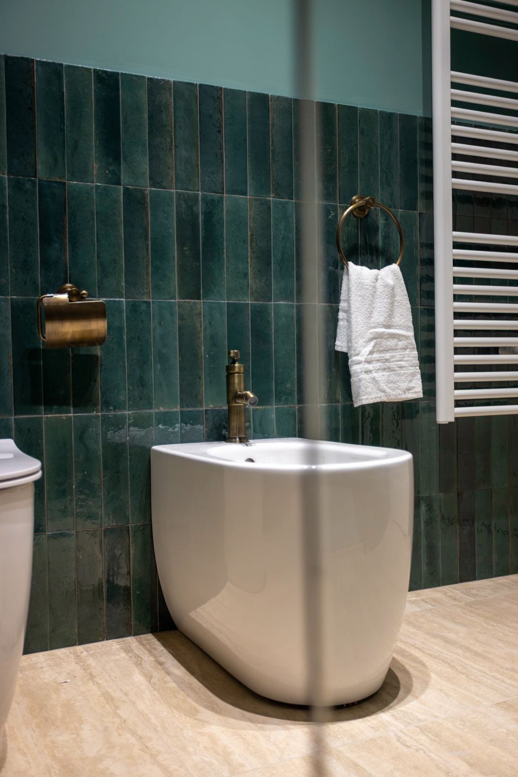 Un baño con una bañera independiente, un tozalengua y un inodoro.