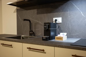 ห้องดีลักซ์ดับเบิล, 1 ห้องนอน | ครัวส่วนตัว | ตู้เย็น, ไมโครเวฟ, เตาประกอบอาหาร, เครื่องล้างจาน